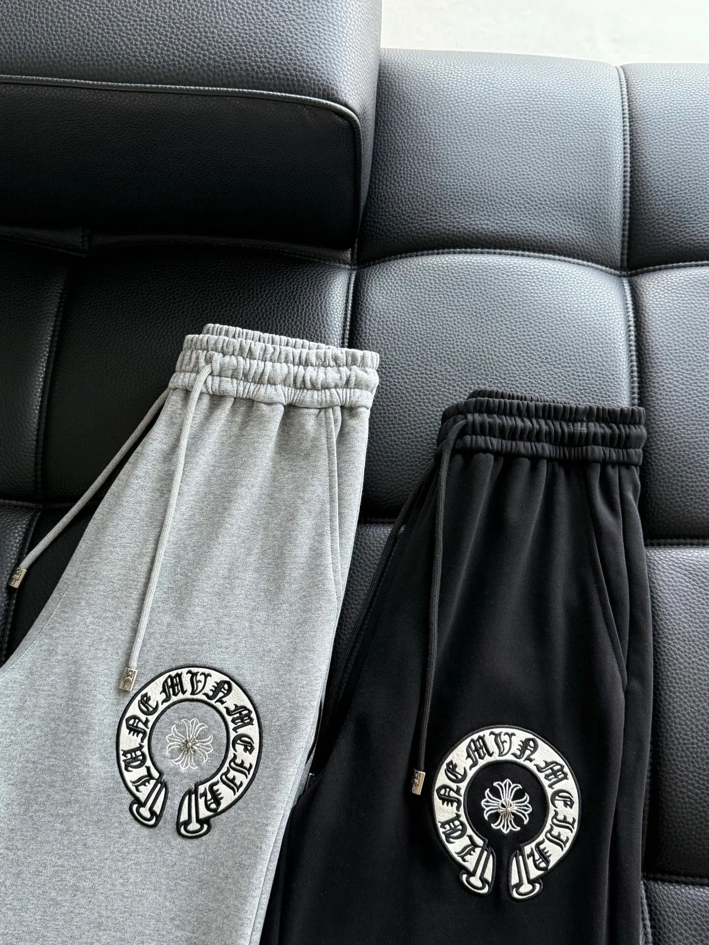 P486 ChromeHearts ChromeHearts terry trousers, pursuit of quality and absolute guarantee of quality! The texture is clearly visible, the texture is soft, delicate and smooth, and the customized three-dimensional embroidery and leather craftsmanship are full of drape! The workmanship is fine and the shoulder lines are smooth. All imported chain machines are used to make the shoulder rolling strips. It has a certain thickness and is not made of cheap material but has a shiny feel that is comfortable and not tight on the upper body. It is the most avant-garde street item that can be easily matched by both men and women!  Color: black white Size: m-3xl Style number: 3750